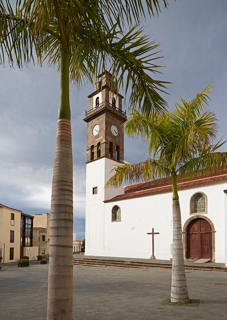 Kirche und Palmen in Buenavista del Norte, Teneriffa, Kanaren, Kanarische Inseln, Islas Canarias, Atlantik, Spanien, Europa