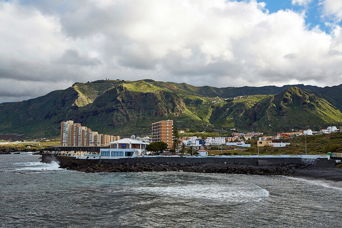 Blick auf Puertito de los Silos mit Küste und gebirgigem Hinterland, Teneriffa, Kanaren, Kanarische Inseln, Islas Canarias, Atlantik, Spanien, Europa