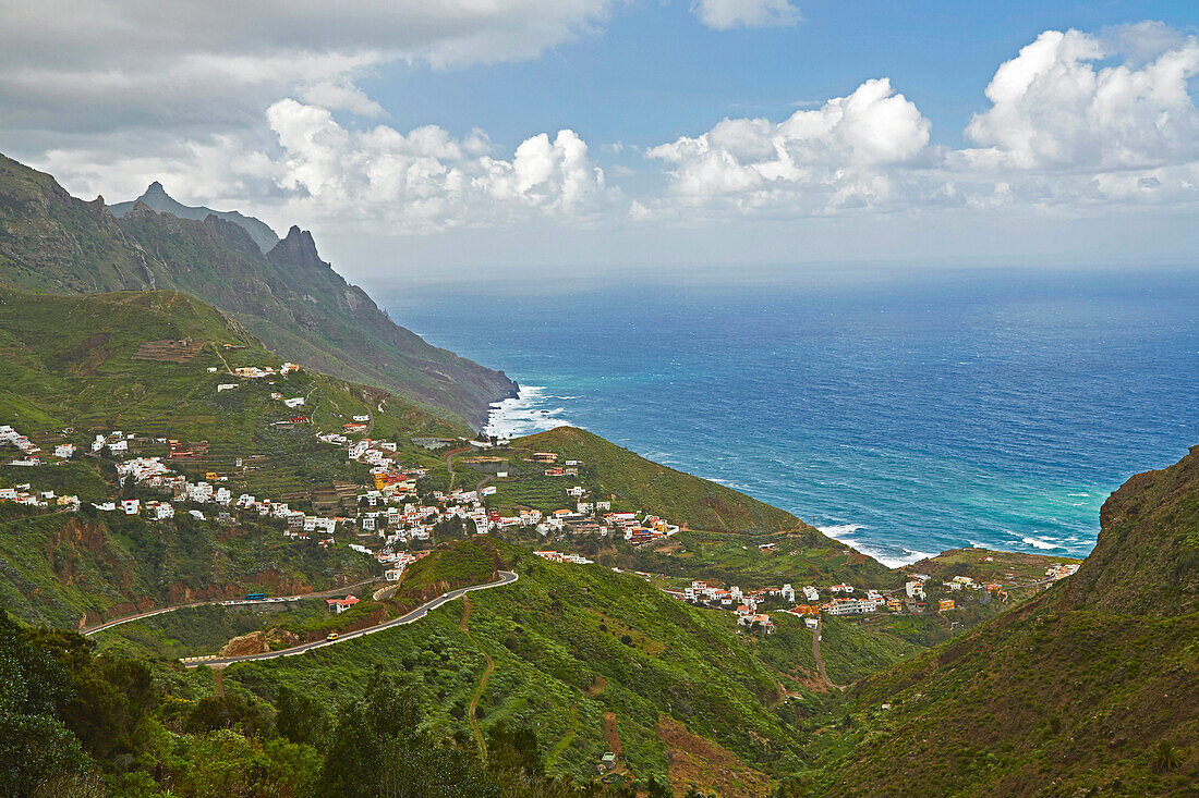 Blick über das Anaga Gebirge auf Taganana und das Meer, Teneriffa, Kanaren, Kanarische Inseln, Islas Canarias, Atlantik, Spanien, Europa