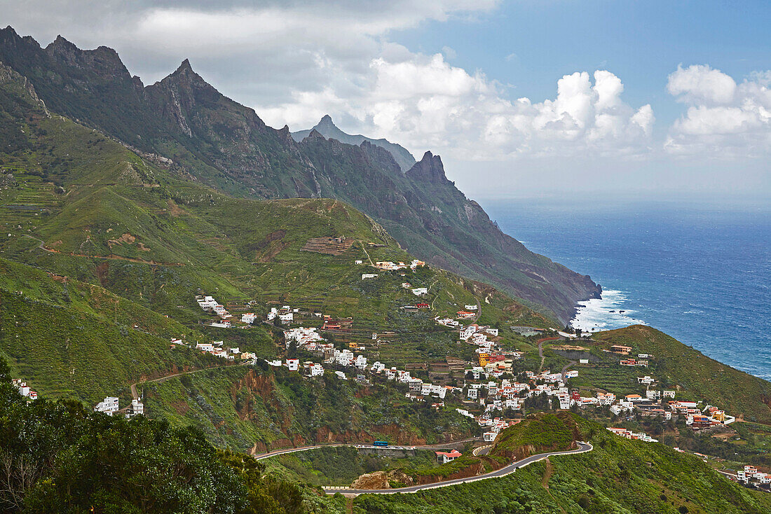 Blick über das Anaga Gebirge auf Taganana und das Meer, Teneriffa, Kanaren, Kanarische Inseln, Islas Canarias, Atlantik, Spanien, Europa