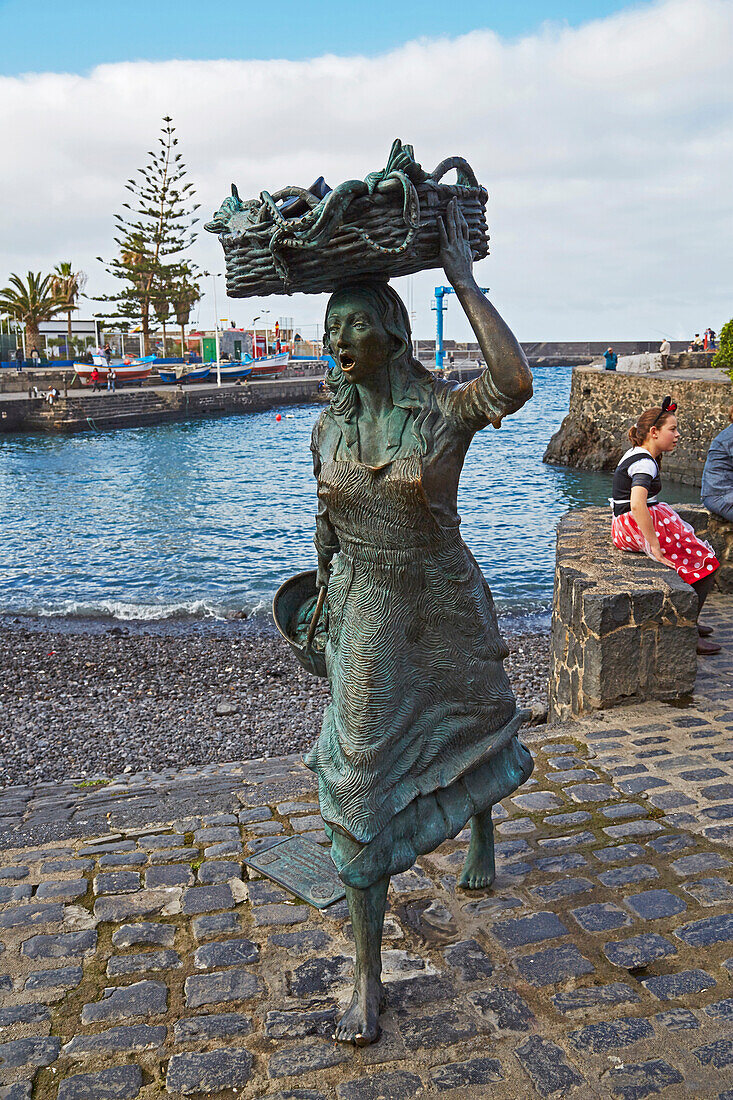 Monument of the Pescadera (Fishing woman) at the old harbour at Puerto de la Cruz, Tenerife, Canary Islands, Islas Canarias, Atlantic Ocean, Spain, Europe