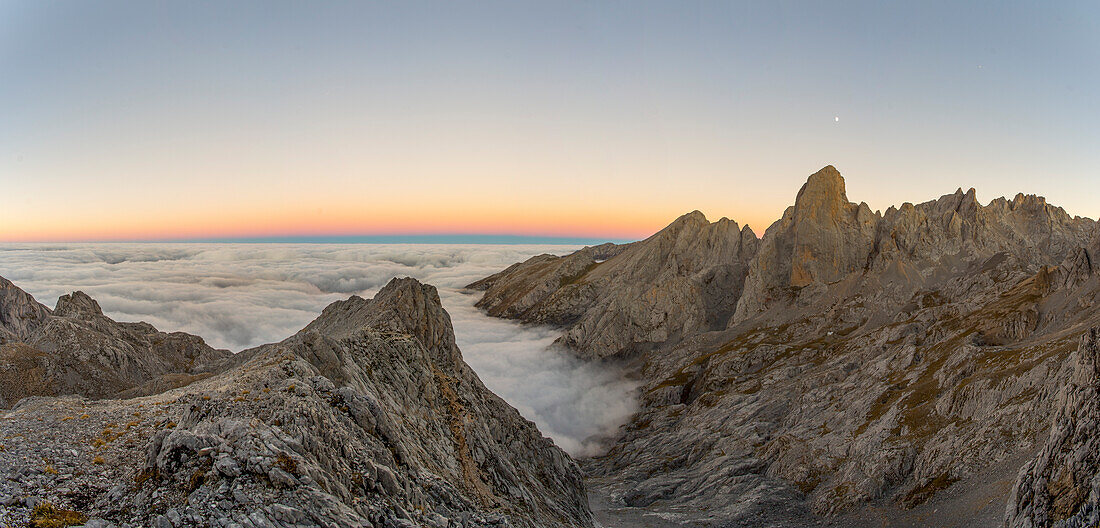 Panorama of rocky mountains, Naranjo de Bulnes, Pico Uriellu, Picos de Europa, Asturias, Spain