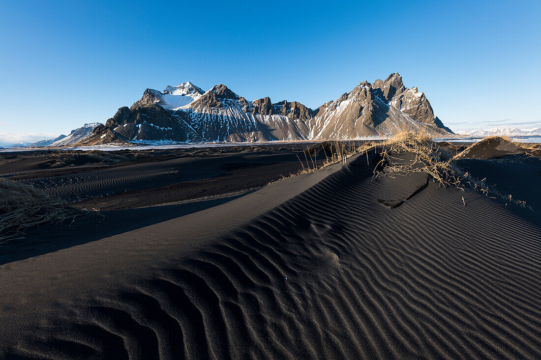 Schwarze Dünen von Stokksnes unterhalb des Berges Vestrahorn, östlich von Höfn í Hornafirði , Island