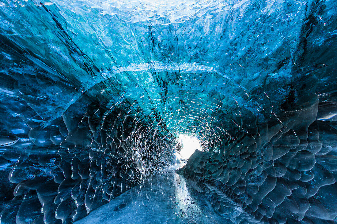 Blick zum Eingang einer Eishöhle im Breidar-Merkurjökull, Südküste Island