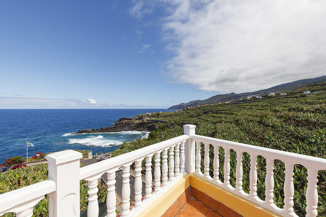 Blick von der Terasse, Apartamentos Miriam, San Andres y Sauces, Dorf, Bananenplantagen und Küste beim Charco Azul, Atlantik, UNESCO Biosphärenreservat, La Palma, Kanarische Inseln, Spanien, Europa