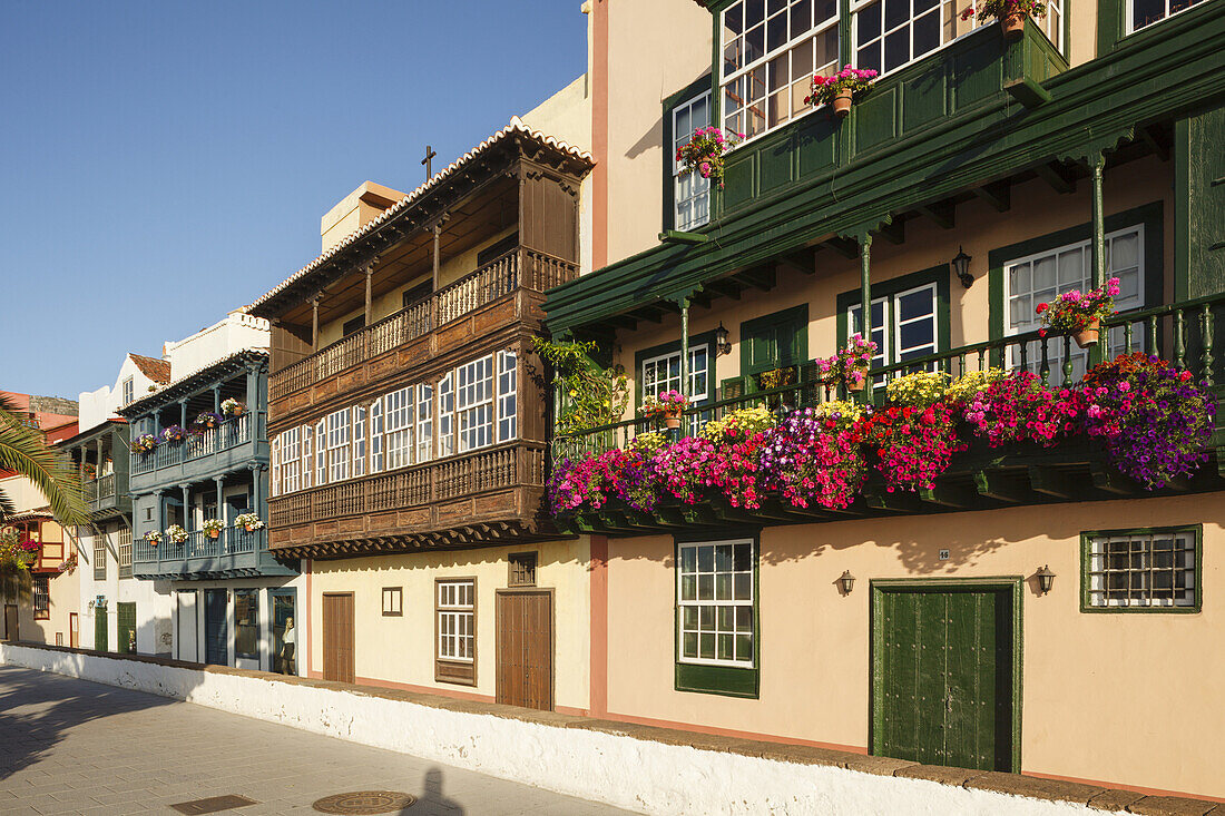 Balkonhäuser, Balkone mit Blumen, Avenida Maritima, Uferpromenade, Santa Cruz de La Palma, Hauptstadt der Insel, UNESCO Biosphärenreservat, La Palma, Kanarische Inseln, Spanien, Europa