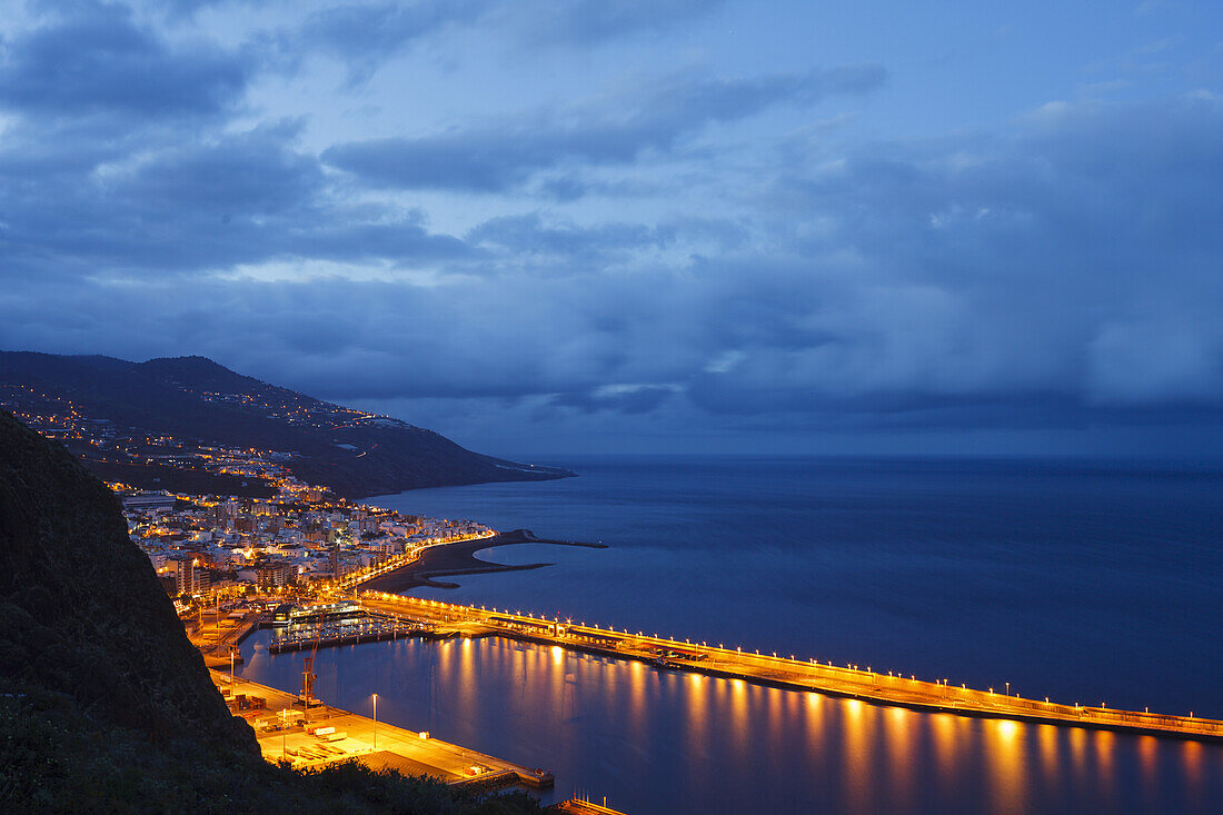 Blick über den Hafen auf die Stadt, Santa Cruz de La Palma, Hauptstadt der Insel, UNESCO Biosphärenreservat, La Palma, Kanarische Inseln, Spanien, Europa