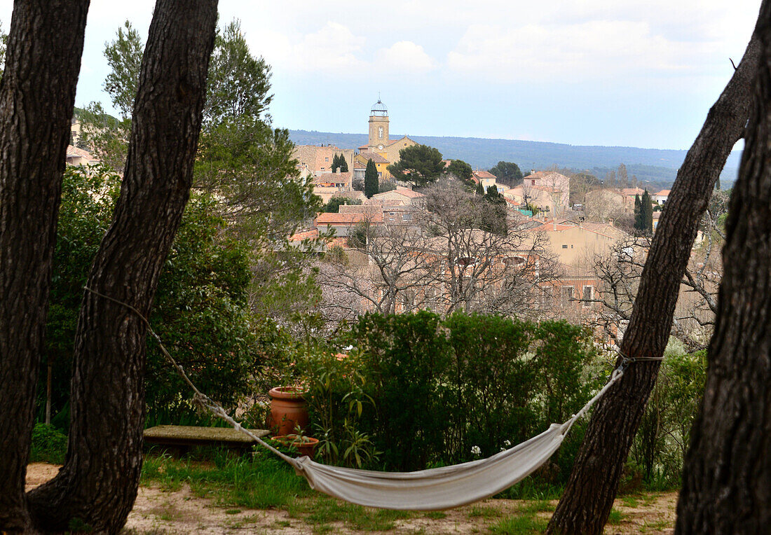 unter dem Montagne Ste. Victoire, Blick auf Puyloubier, Provence, Frankreich