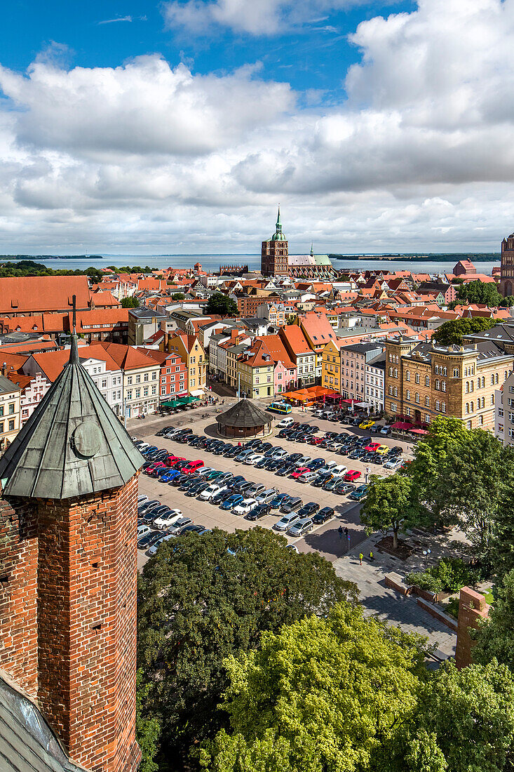 Blick von der Marienkirche Richtung Altstadt und Nikolaikirche, Stralsund, Mecklenburg-Vorpommern, Deutschland