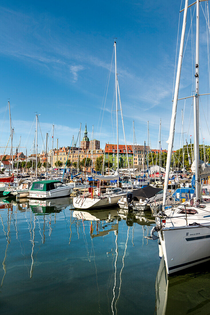 Hafen, Altstadt und Nikolai Kirche, Stralsund, Mecklenburg-Vorpommern, Deutschland