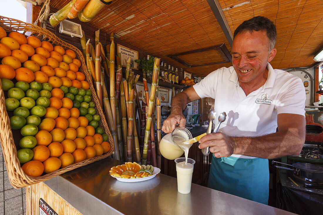 Zuckerrohrsaft, Mann, Arbeiter am Marktstand, am Fest und Viehmarkt San Antonio del Monte, UNESCO Biosphärenreservat, La Palma, Kanarische Inseln, Spanien, Europa