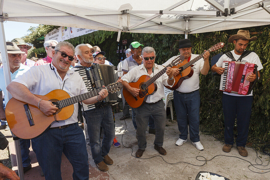 Volksmusik-Gruppe, Viehmesse in San Antonio del Monte, Region Garafia, UNESCO Biosphärenreservat,  La Palma, Kanarische Inseln, Spanien, Europa