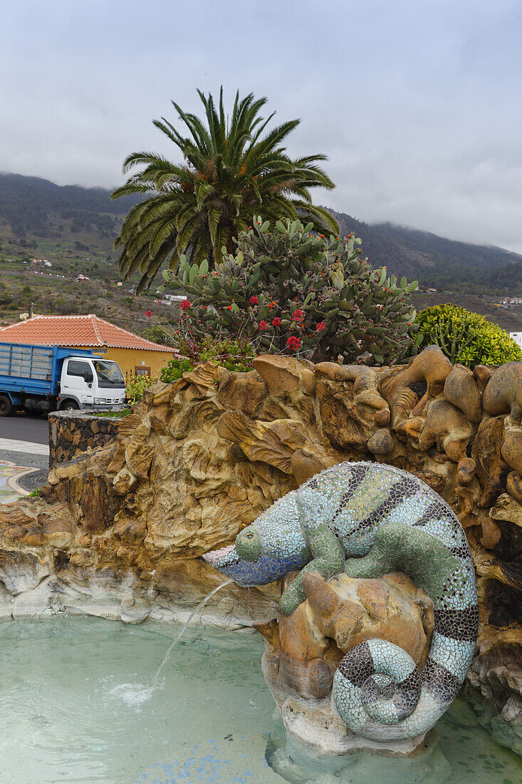 Chamäleon, Skulptur des Künstlers Luis Morera, La Glorieta, Park, Platz, Las Manchas, UNESCO Biosphärenreservat,  La Palma, Kanarische Inseln, Spanien, Europa