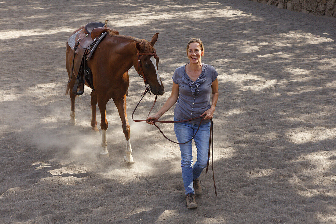 Frau mit Pferd, Reitsport, La Montanita, b. El Paso, UNESCO Biosphärenreservat,  La Palma, Kanarische Inseln, Spanien, Europa