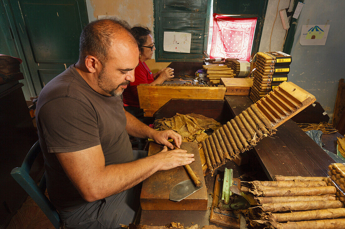 worker, manufacture of cigars, Brena Alta, UNESCO Biosphere Reserve, La Palma, Canary Islands, Spain, Europe