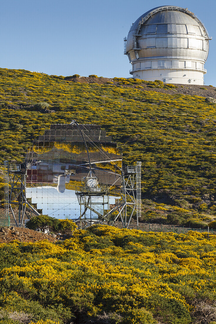 Telescopio Magic, (left), Cherenkov Teleskope, Observatorio del Roque de los Muchachos, astrophysical observatory, Teleskope, UNESCO Biosphere Reserve, La Palma, Canary Islands, Spain, Europe