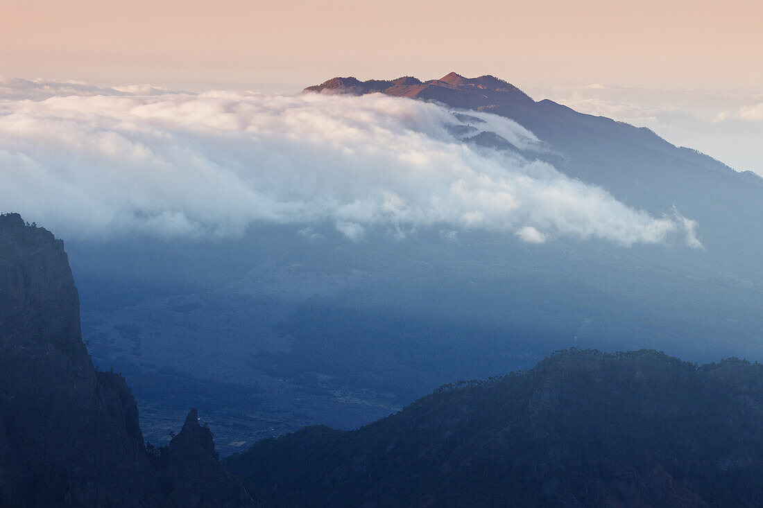 Blick über den Krater nach Süden zum Wolken-Wasserfall der Cumbre Nueva, b. Fuente Nueva, Kraterrand, Caldera de Taburiente, UNESCO Biosphärenreservat, La Palma, Kanarische Inseln, Spanien, Europa