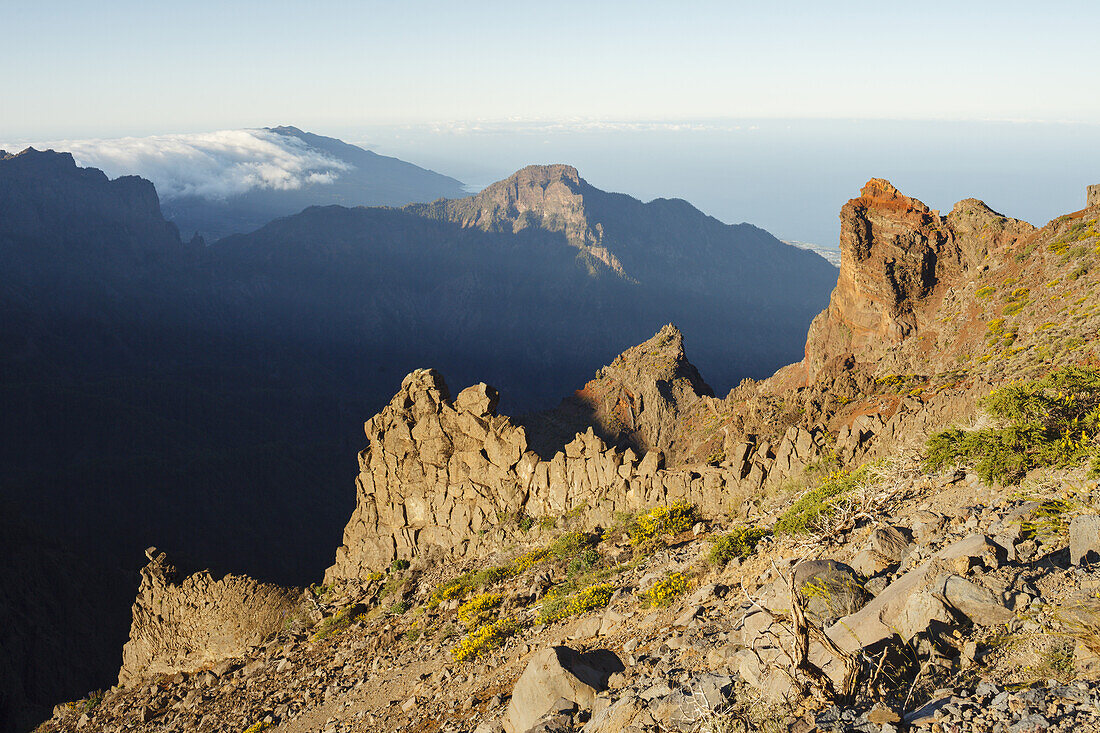 Blick über den Krater nach Süden zum Wolken-Wasserfall der Cumbre Nueva, b. Fuente Nueva, Kraterrand, Caldera de Taburiente, UNESCO Biosphärenreservat, La Palma, Kanarische Inseln, Spanien, Europa