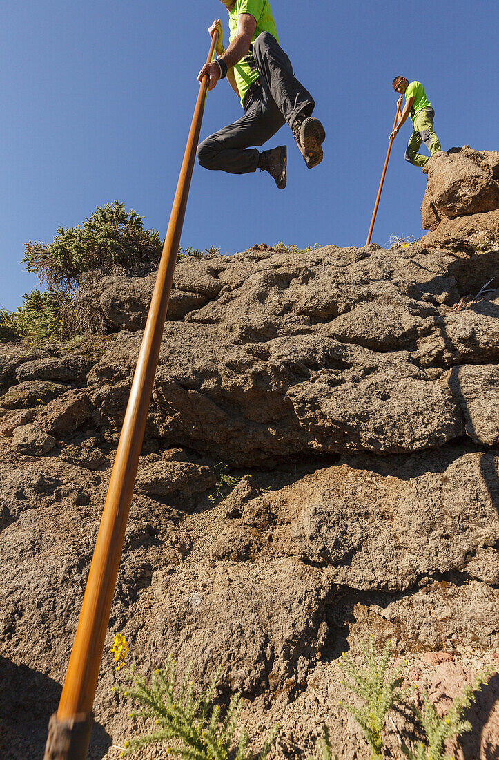 Springen mit dem Kanarischen Hirtenstab, Männer, Salto del Pastor Canario, Kraterrand der Caldera de Taburiente, UNESCO Biosphärenreservat, La Palma, Kanarische Inseln, Spanien, Europa