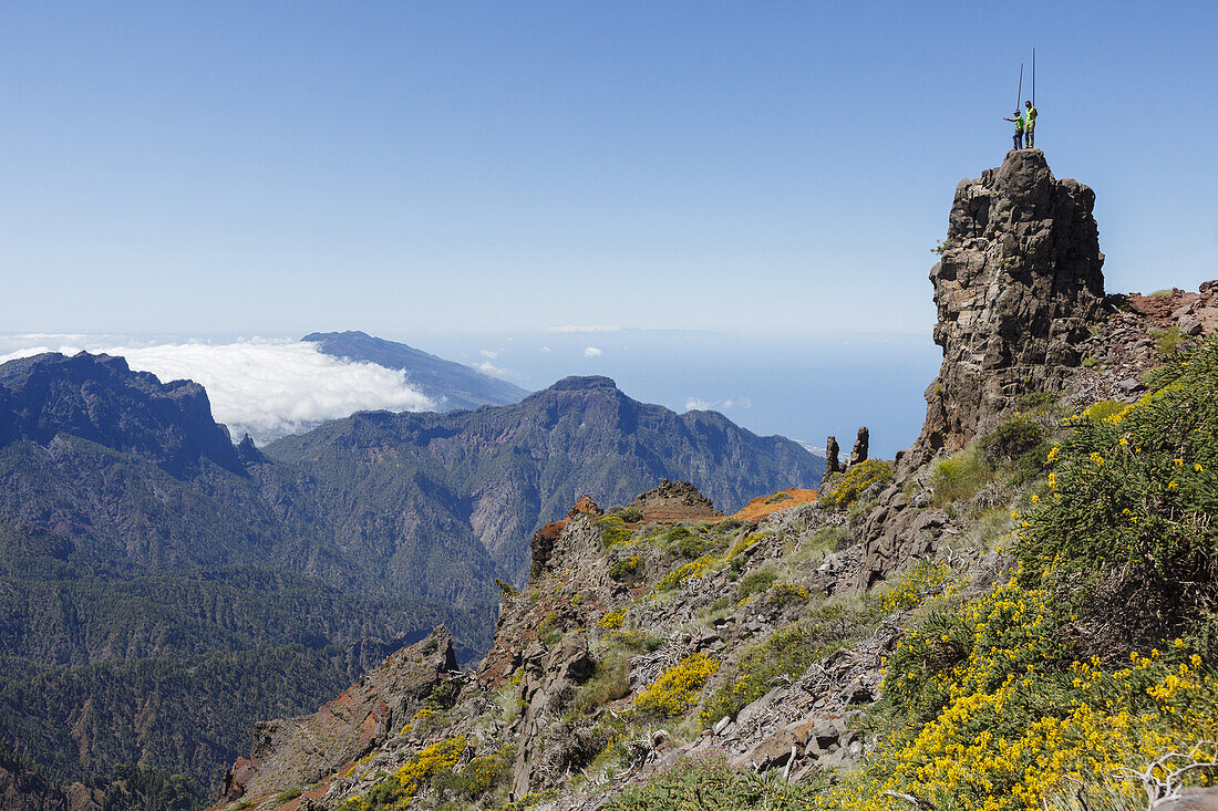 Männer auf dem Gipfel, Springen mit dem Kanarischen Hirtenstab, Salto del Pastor Canario, Kraterrand der Caldera de Taburiente, UNESCO Biosphärenreservat, La Palma, Kanarische Inseln, Spanien, Europa