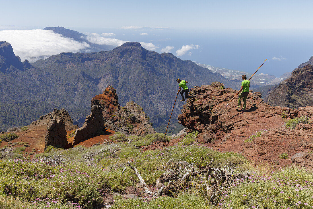 Springen mit dem Kanarischen Hirtenstab, Männer, Salto del Pastor Canario, Kraterrand der Caldera de Taburiente, UNESCO Biosphärenreservat, La Palma, Kanarische Inseln, Spanien, Europa