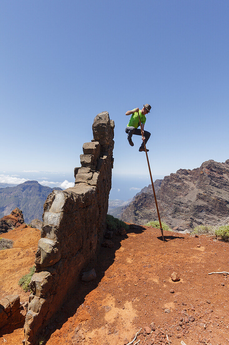 Springen mit dem Kanarischen Hirtenstab, Mann, Salto del Pastor Canario, Kraterrand der Caldera de Taburiente, UNESCO Biosphärenreservat, La Palma, Kanarische Inseln, Spanien, Europa