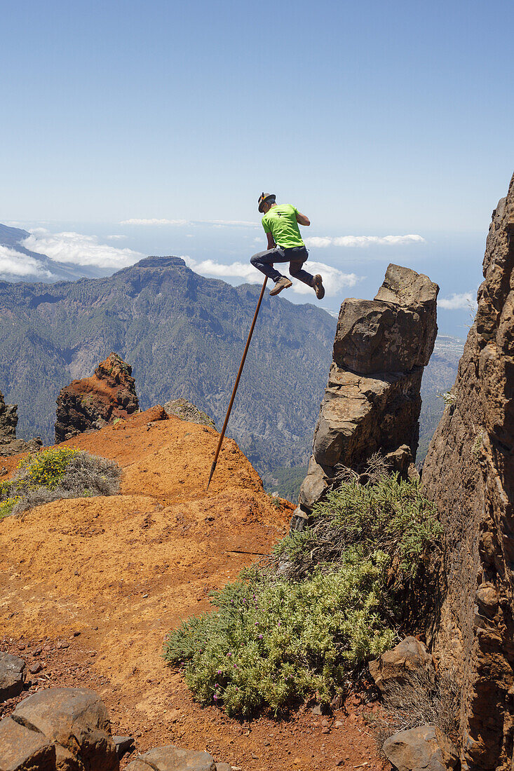 Springen mit dem Kanarischen Hirtenstab, Mann, Salto del Pastor Canario, Kraterrand der Caldera de Taburiente, UNESCO Biosphärenreservat, La Palma, Kanarische Inseln, Spanien, Europa