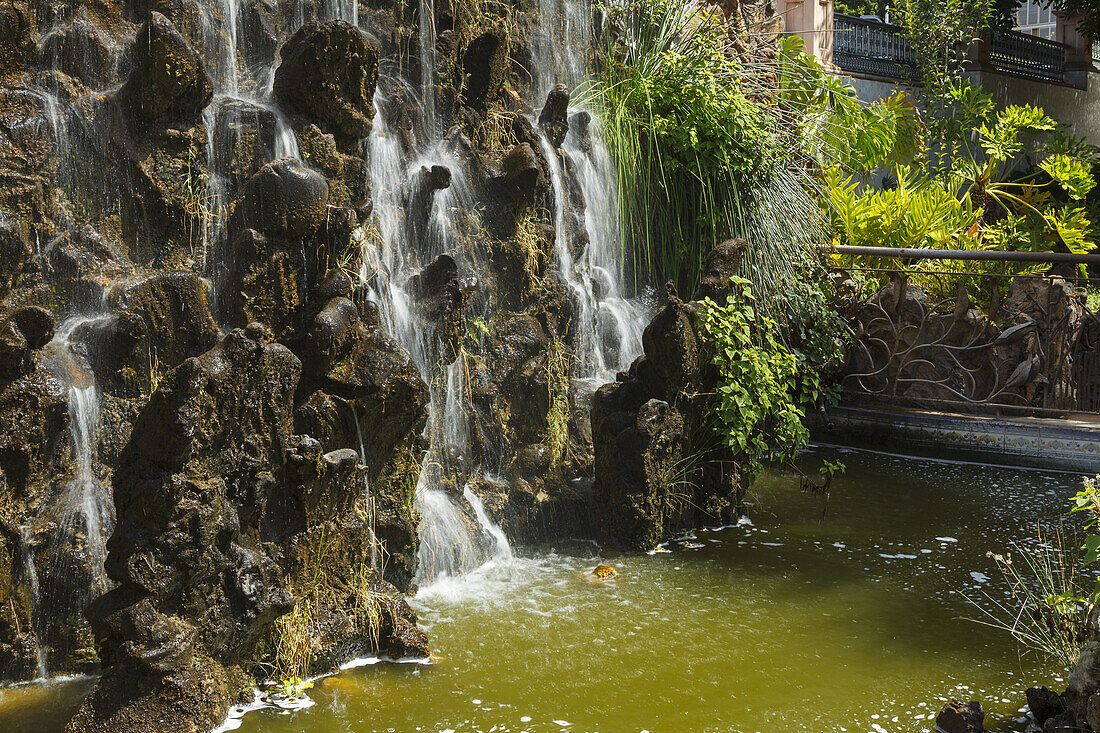 künstlicher Wasserfall, El Jardin de las Delicias, Parque Botanico, Stadtpark, gestaltet vom Künstler Luis Morera, Los Llanos de Aridane, UNESCO Biosphärenreservat,  La Palma, Kanarische Inseln, Spanien, Europa