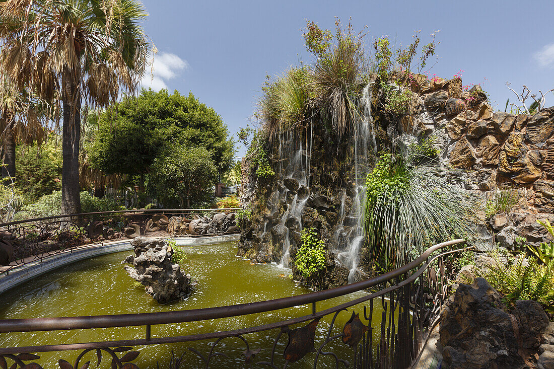 künstlicher Wasserfall, El Jardin de las Delicias, Parque Botanico, Stadtpark, gestaltet vom Künstler Luis Morera, Los Llanos de Aridane, UNESCO Biosphärenreservat,  La Palma, Kanarische Inseln, Spanien, Europa