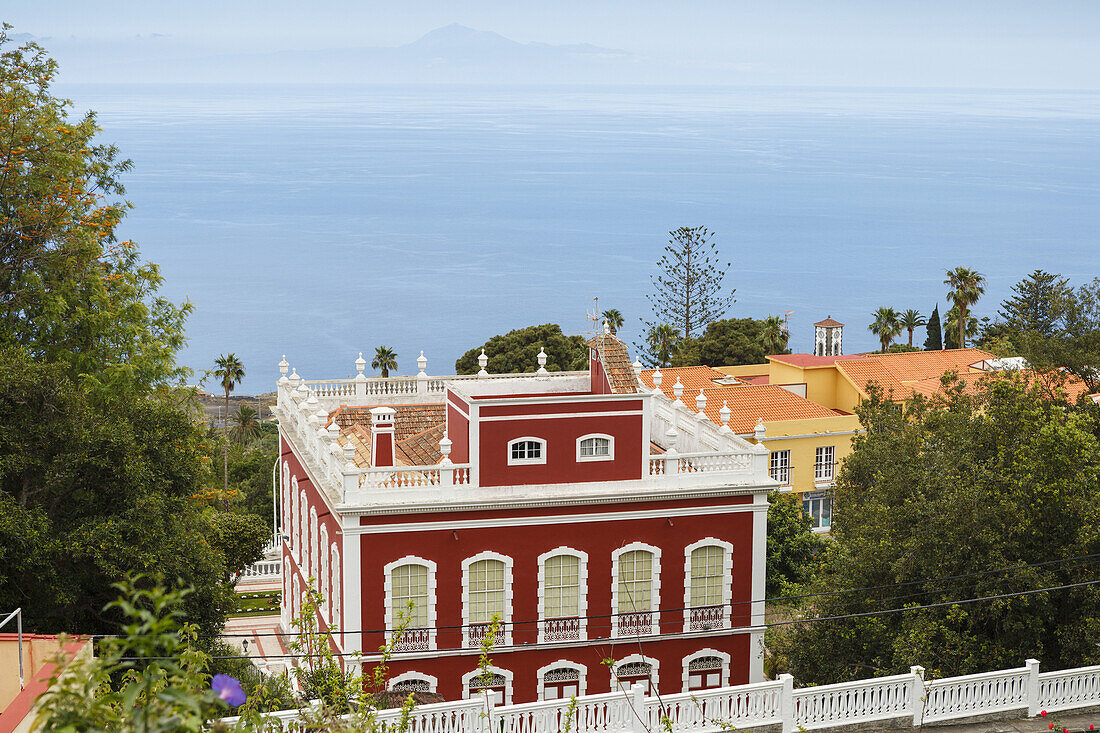 Blick über Casa Roja zum Atlantik, rotes Haus, Heimatmuseum, Villa de Mazo, UNESCO Biosphärenreservat, La Palma, Kanarische Inseln, Spanien, Europa