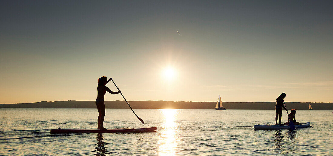 SUP  Fahrer auf dem Starnberger See , Starnberger See, Bayern, Deutschland