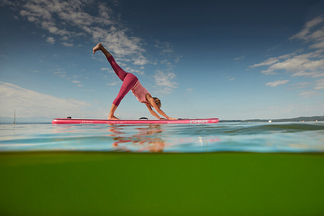 Yogatrainerin auf SUP Board , Yoga; SUP; Stand Up Paddleboard; Starnberger See, Bayern, Deutschland