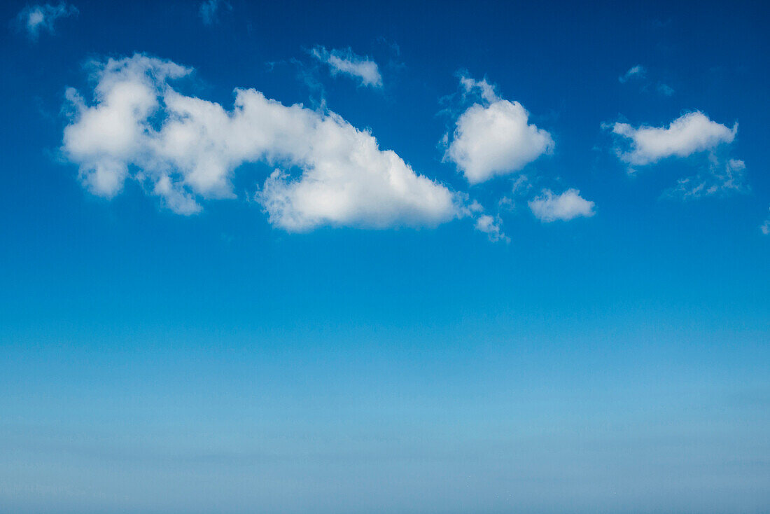 Cumulus-Wolken und blauer Himmel, Cumulus, Haufenwolke, Quellwolke, Schäfchenwolke