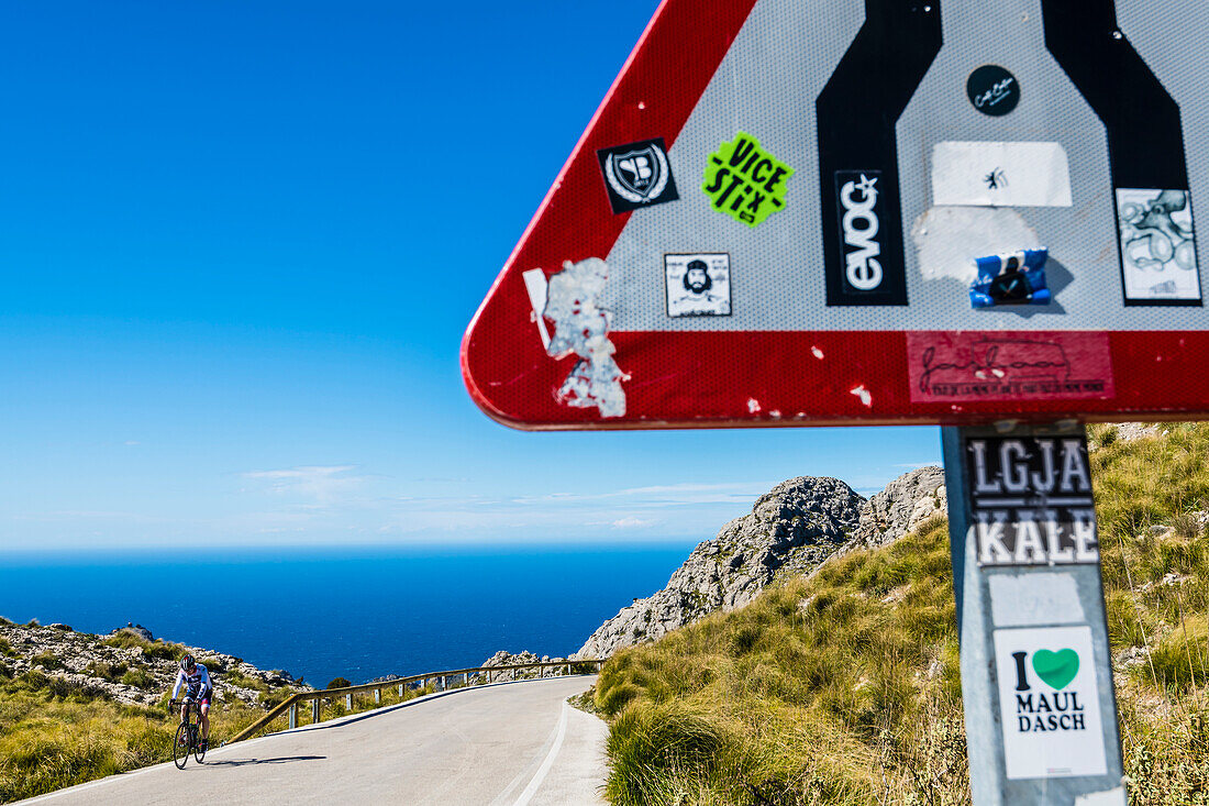 Ein Radfahrer auf der berühmten Serpentinenstrasse die zum Torrent de Pareis führt, Sa Calobra, Tramuntana Gebirge, Mallorca, Spanien