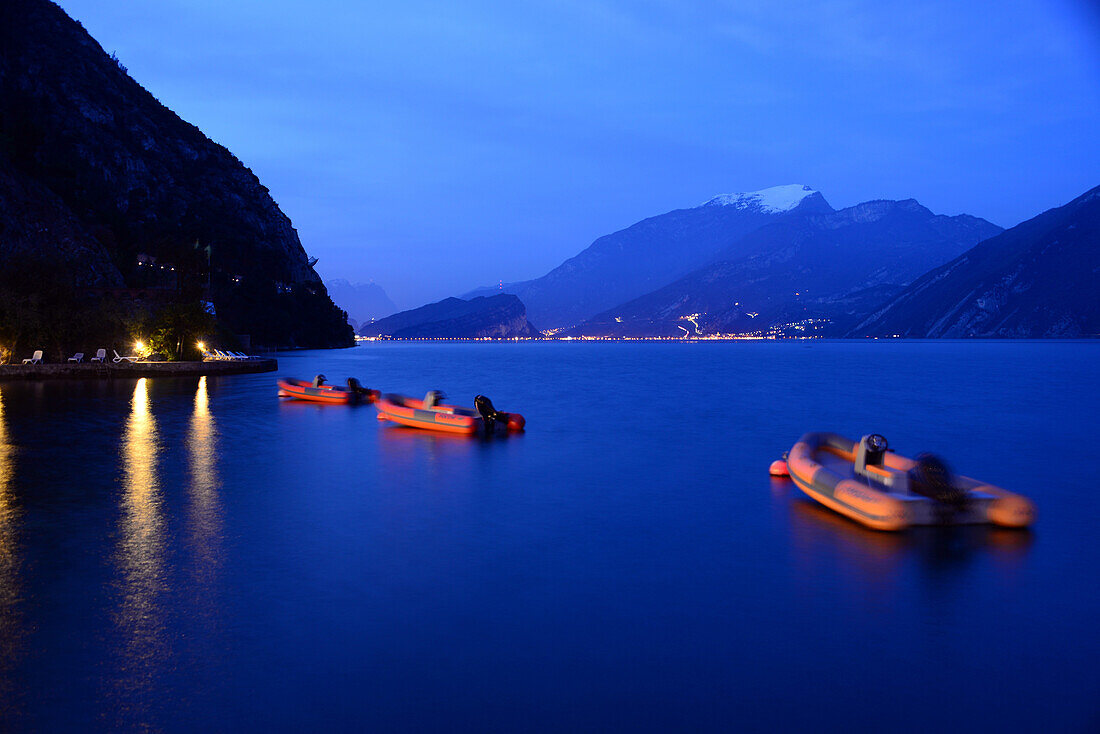 Blick bei Limone auf Torbole, Nördlicher Gardasee, Lombardei, Italien