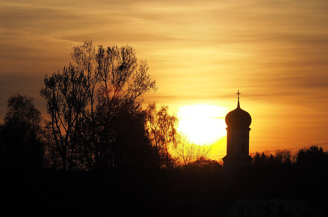 Sonnenuntergang bei Oberlaindern bei Holzkirchen, Oberbayern, Bayern, Deutschland