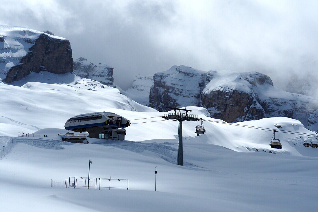 im Skigebiet Groste über Madonna di Campilio in den Brenta-Dolomiten, Winter im Trentino, Italien