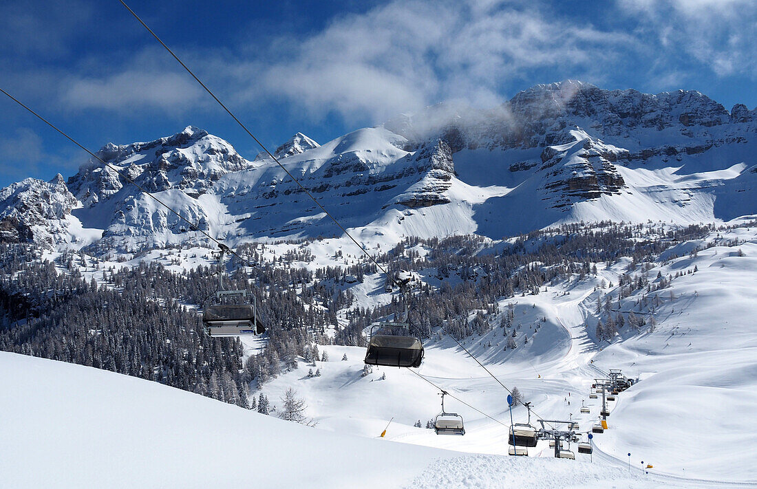 im Skigebiet Groste über Madonna di Campilio in den Brenta-Dolomiten, Winter im Trentino, Italien