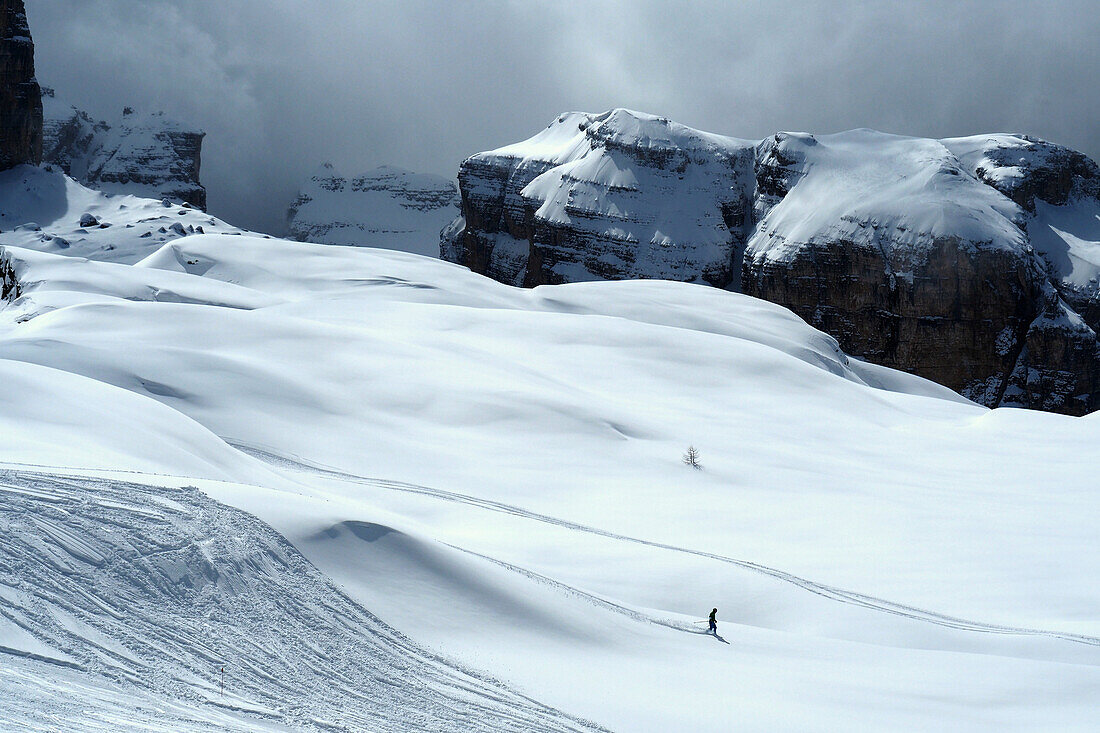 im Skigebiet Groste über Madonna di Campilio in den Brenta-Dolomiten, Winter im Trentino, Italien