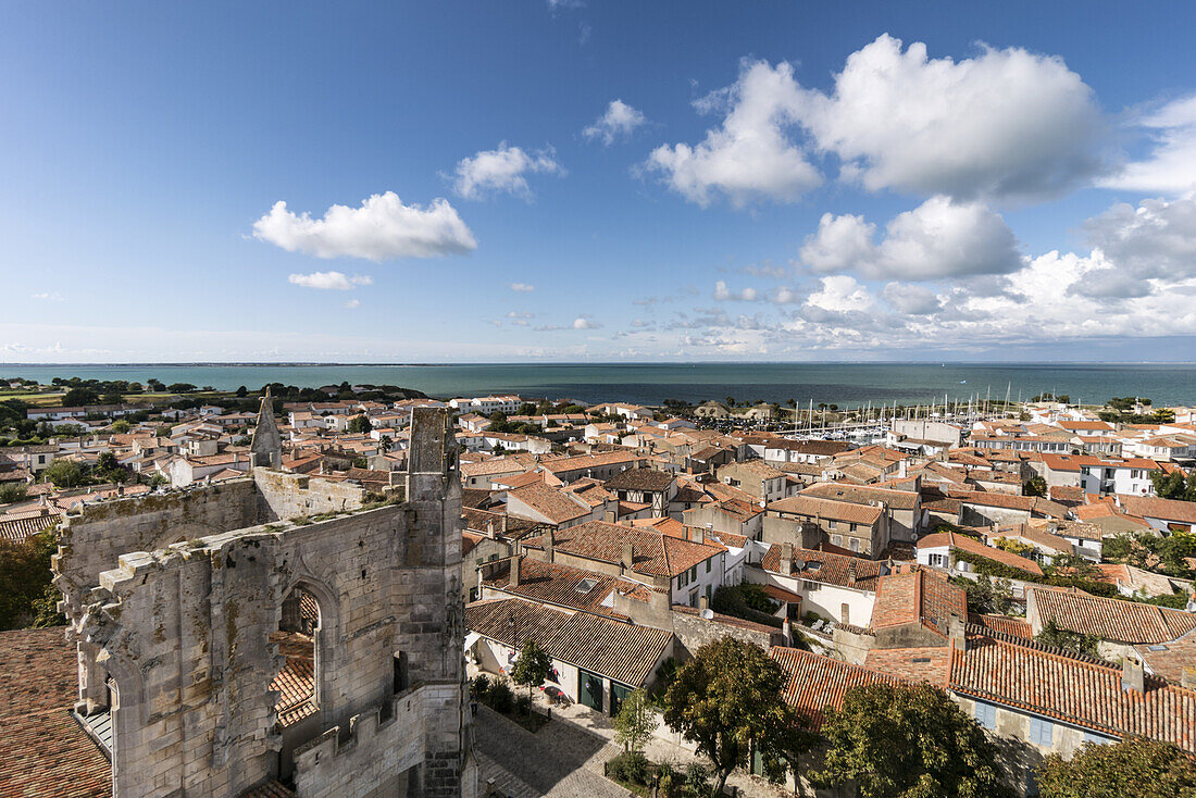 Saint Martin Kirche, Panoramablick, Saint Martin de Re, Ile de Re, Nouvelle-Aquitaine, franzoesische Westkueste, Frankreich