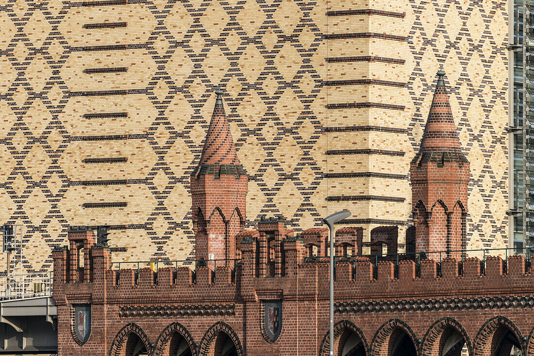 Oberbaum bridge, Oberbaumbruecke, Universal building, Friedrichshain, Kreuzberg, Berlin