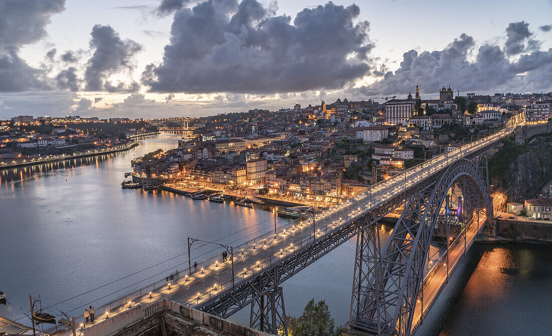 Dom Luis I Bruecke  , Fluss Douro, Porto, Portugal