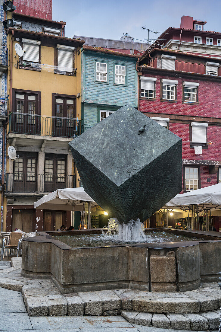 Fonte de Cubo Brunnen Praca da Ribeira , Ribeira, Skulptur von Jose Rodrigues, Porto, Portugal