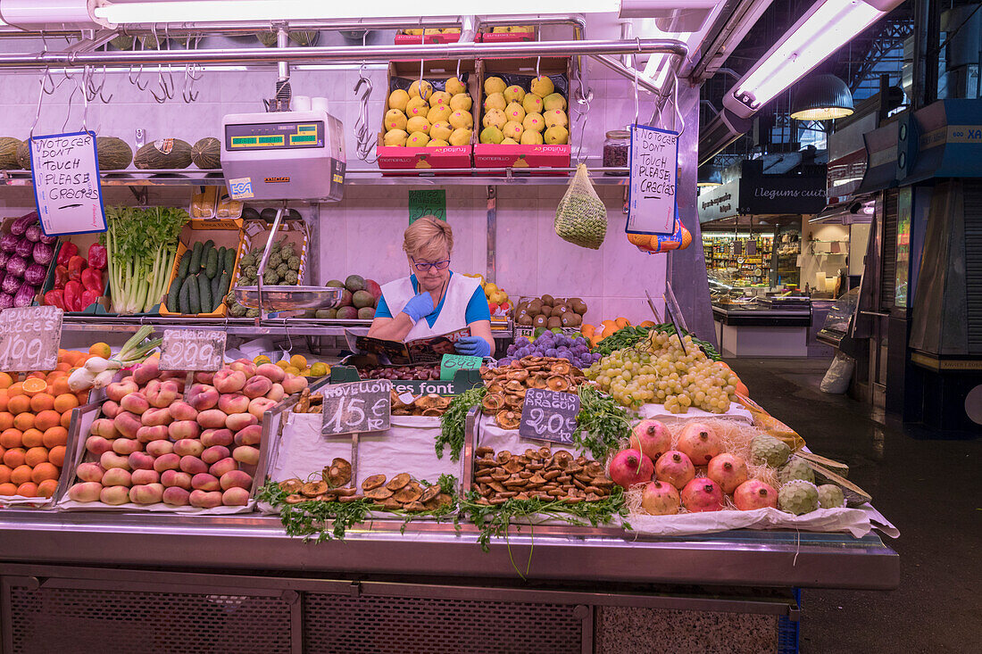 Fruit and vegetables, La Boqueria Market, Ciudad Vieja, Barcelona, Catalonia, Spain