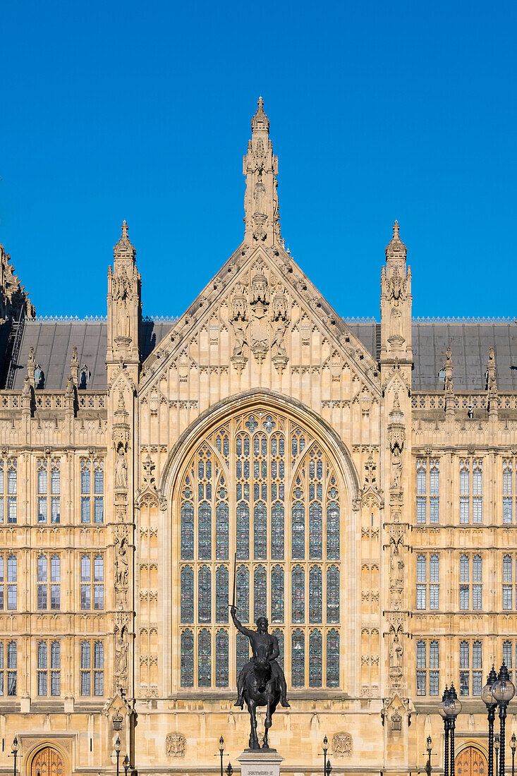 Statue of Richard I (Richard the Lionheart) in Old Palace Yard in front of Palace of Westminster, London, England, UK