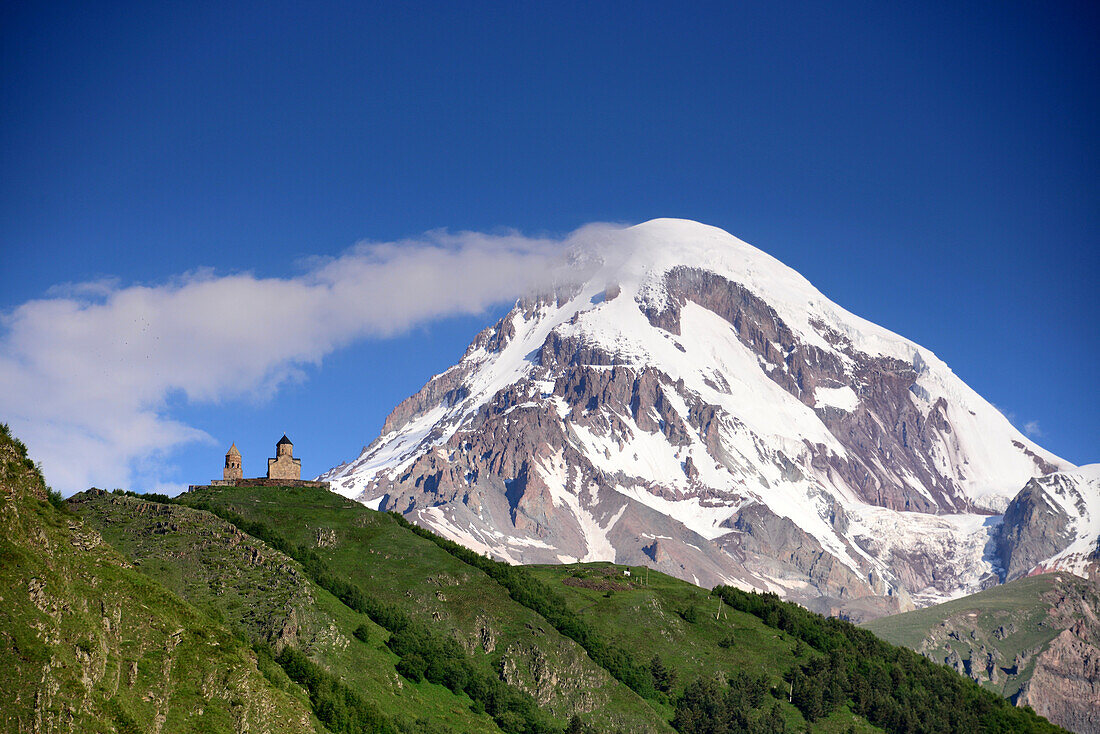 Blick auf den Berg Kazbek bei Kazbegi an der Heerstraße im Grossen Kaukasus, Georgien