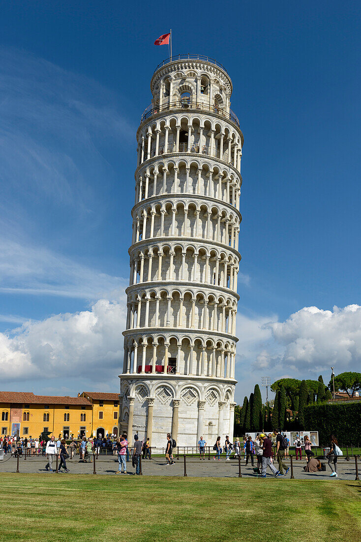 Tourists in front of the leaning tower of Pisa. Europe, Italy, Tuscany, Pisa