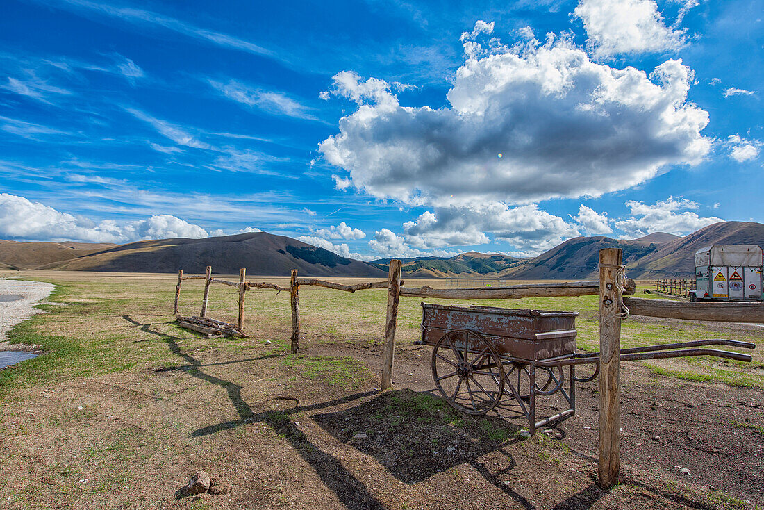 Italy, Umbria, Sibillini Park, Barrow and fence