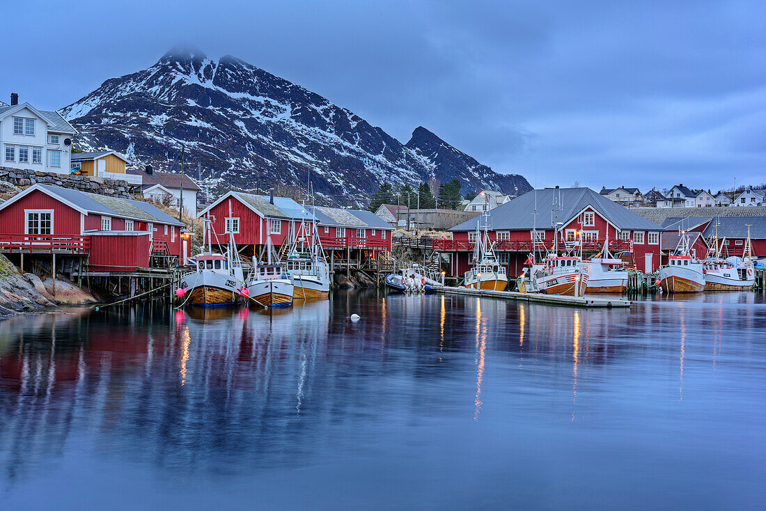 Hafen und Fischerhäuser in Klingenberg, Lofoten, Nordland, Norwegen