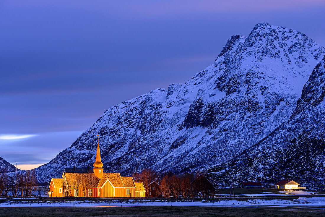 Beleuchtete Kirche von Flakstad, Flakstad, Lofoten, Nordland, Norwegen